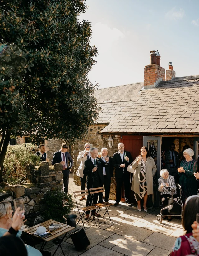 Sun beams shining on the speeches, choosing the courtyard at the drinks reception for those special words is a great idea 🌥️🎤🍸 

#limepark @iainthephotog 📸